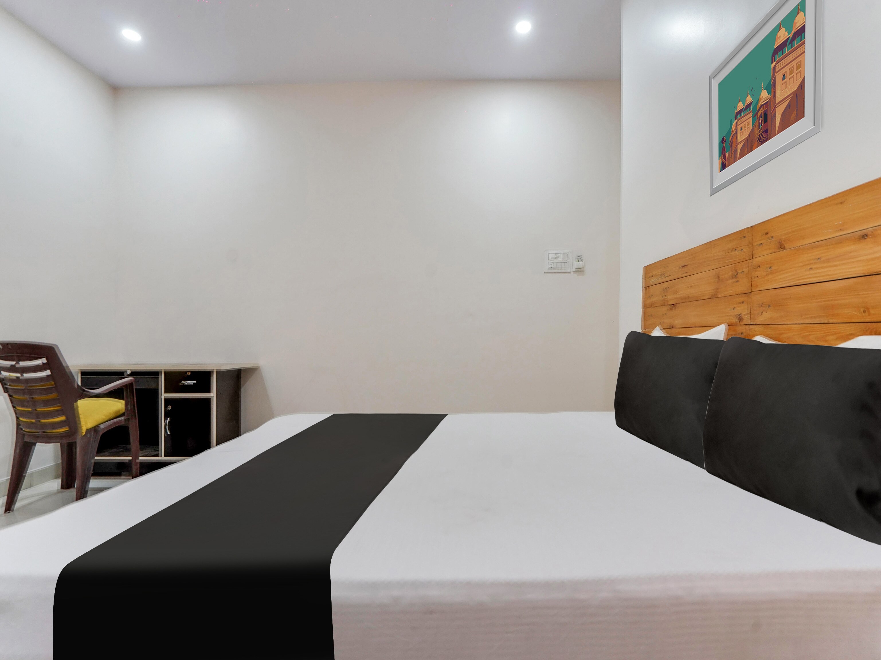 OYO Hotel Honey Castle Inn - Tap to explore photos