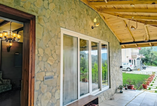 Hillside Harmony 4BR near Kainchi Dham by Homeyhuts