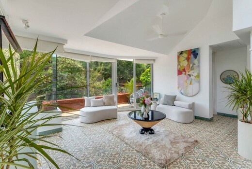 Sereno Picasso 1bhk artsy vibes 3 mins to Assagaon