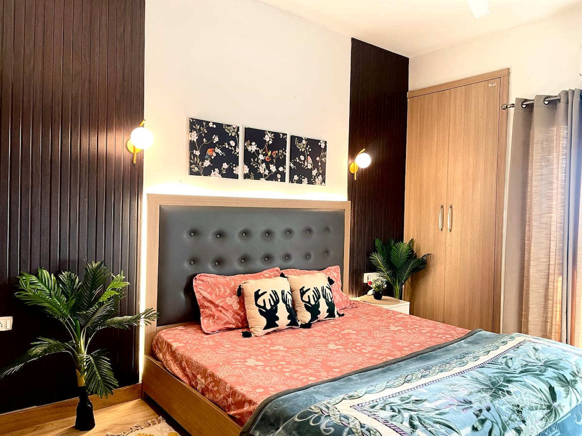 Lavish studio in Noida - Tap to explore photos