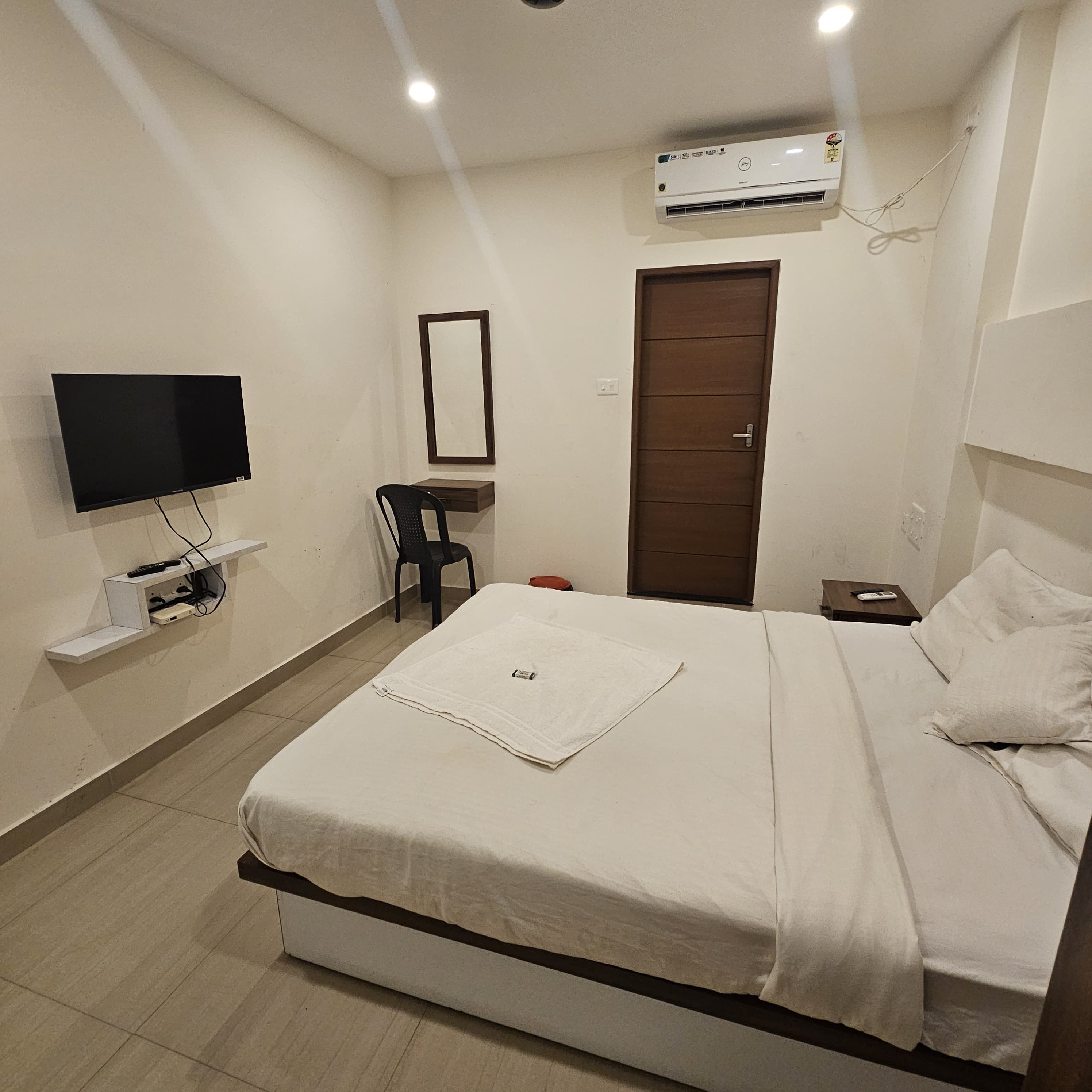 HERES HAUT RESIDENCY - Tap to explore photos