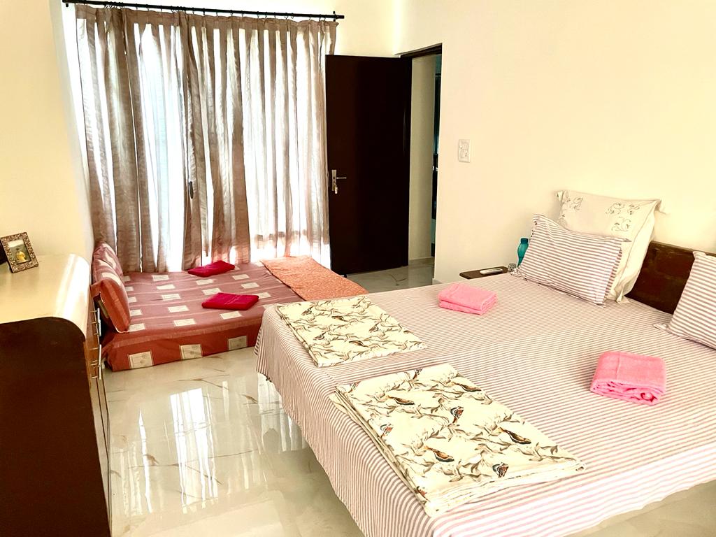 4 BHK private farm house in Gurgaon - Tap to explore photos