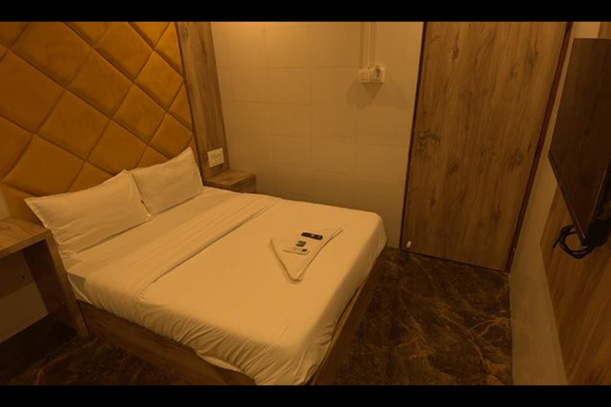 FabHotel Firdous - Tap to explore photos