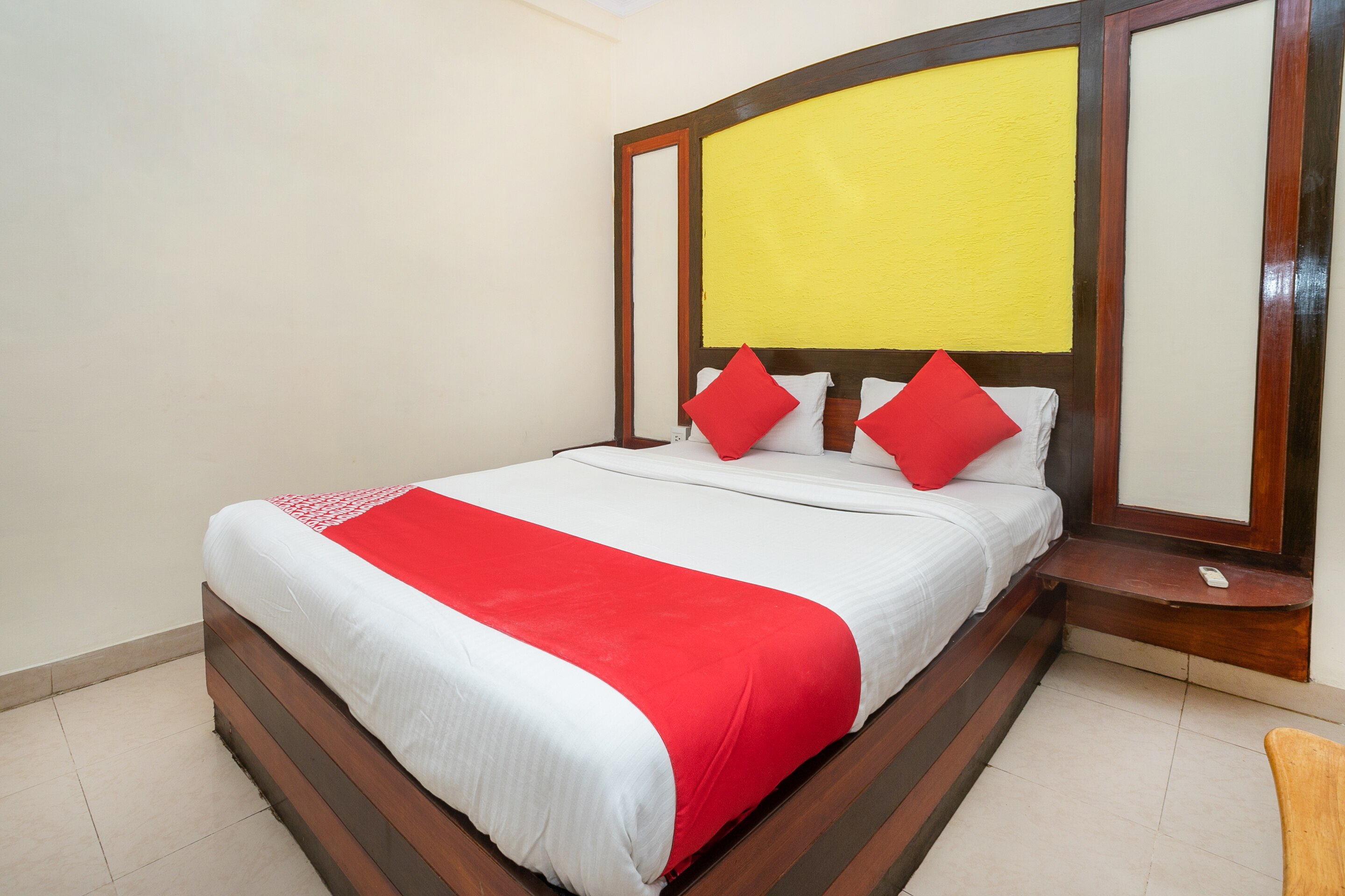 OYO Flagship 10435 Star Deluxe Lodge - Tap to explore photos