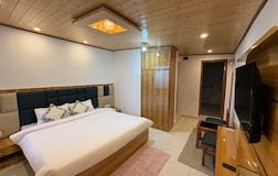 Premium King Room with Mountain View Mashobra Hills