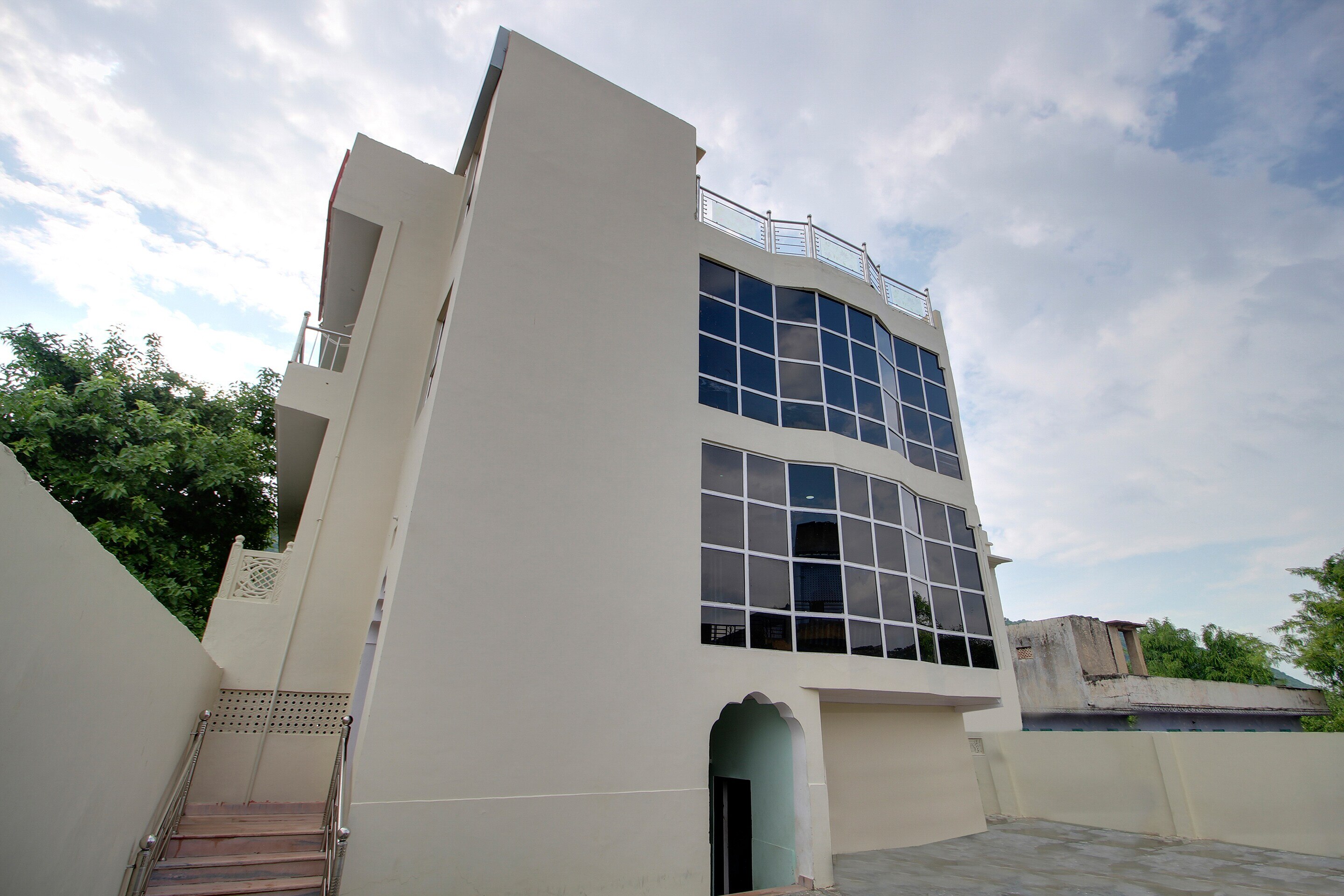 Hotel O Jawahar Palace - Tap to explore photos
