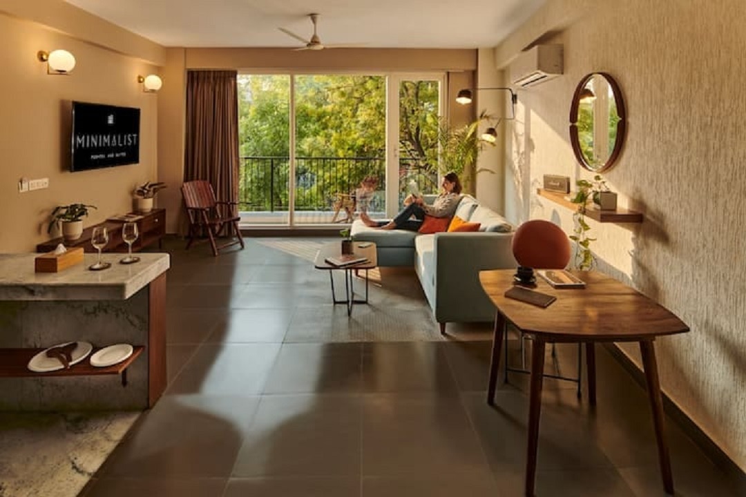 2 Bedroom Studio Apt with Kitchenette & Balcony - Tap to explore photos