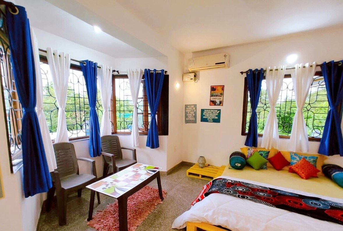Blue homestay with fast wifi - Tap to explore photos