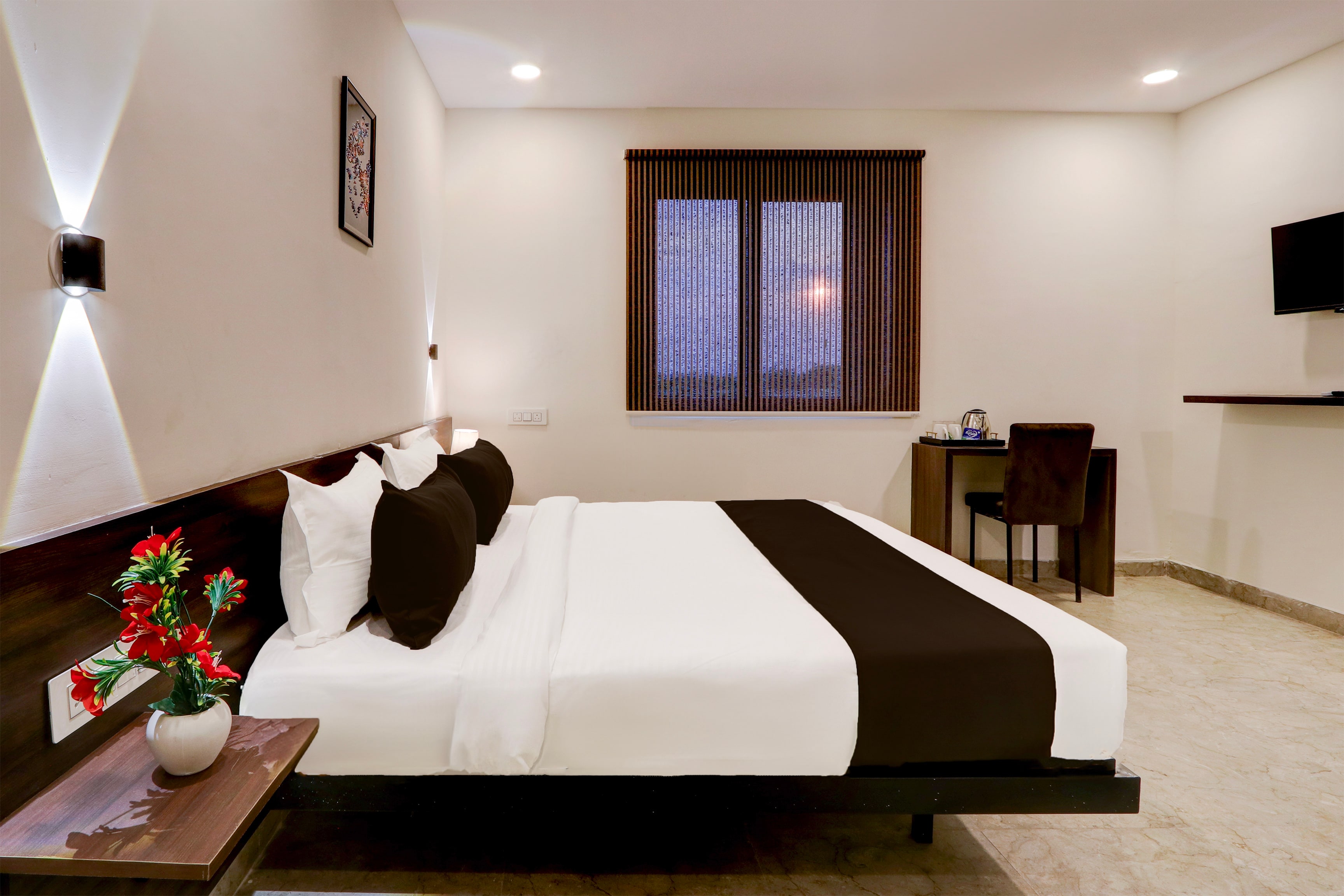 Townhouse OAK BHOOJA HOTELS - Tap to explore photos