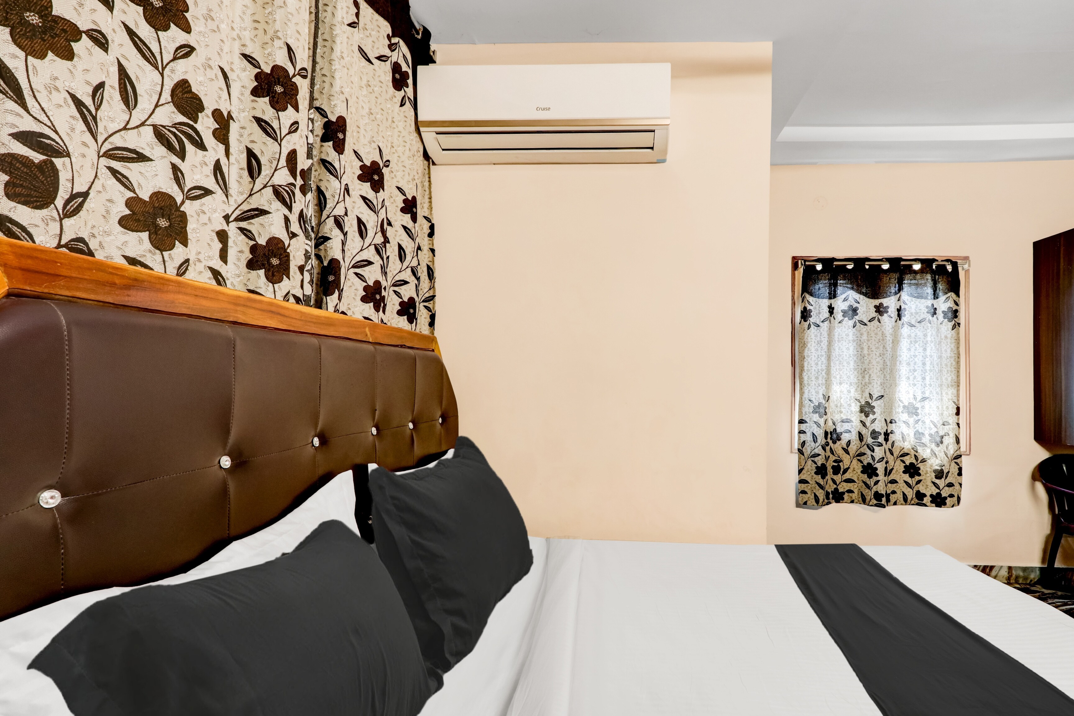 Super Hotel O Adarsh Nagar Near Kavya Hospital - Tap to explore photos