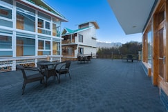 Snow Peak Retreat & Cottages (Centrally Heated- Hill View), Manali