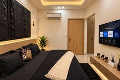 Crown stays, Ghaziabad