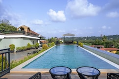 Modern 1BHK with Rooftop Pool Near Candolim Beach | Hireavilla, Goa