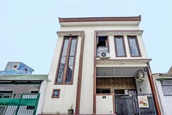 OYO 92435 Sunlo Cozy Home Family Homestay Syariah, Surabaya