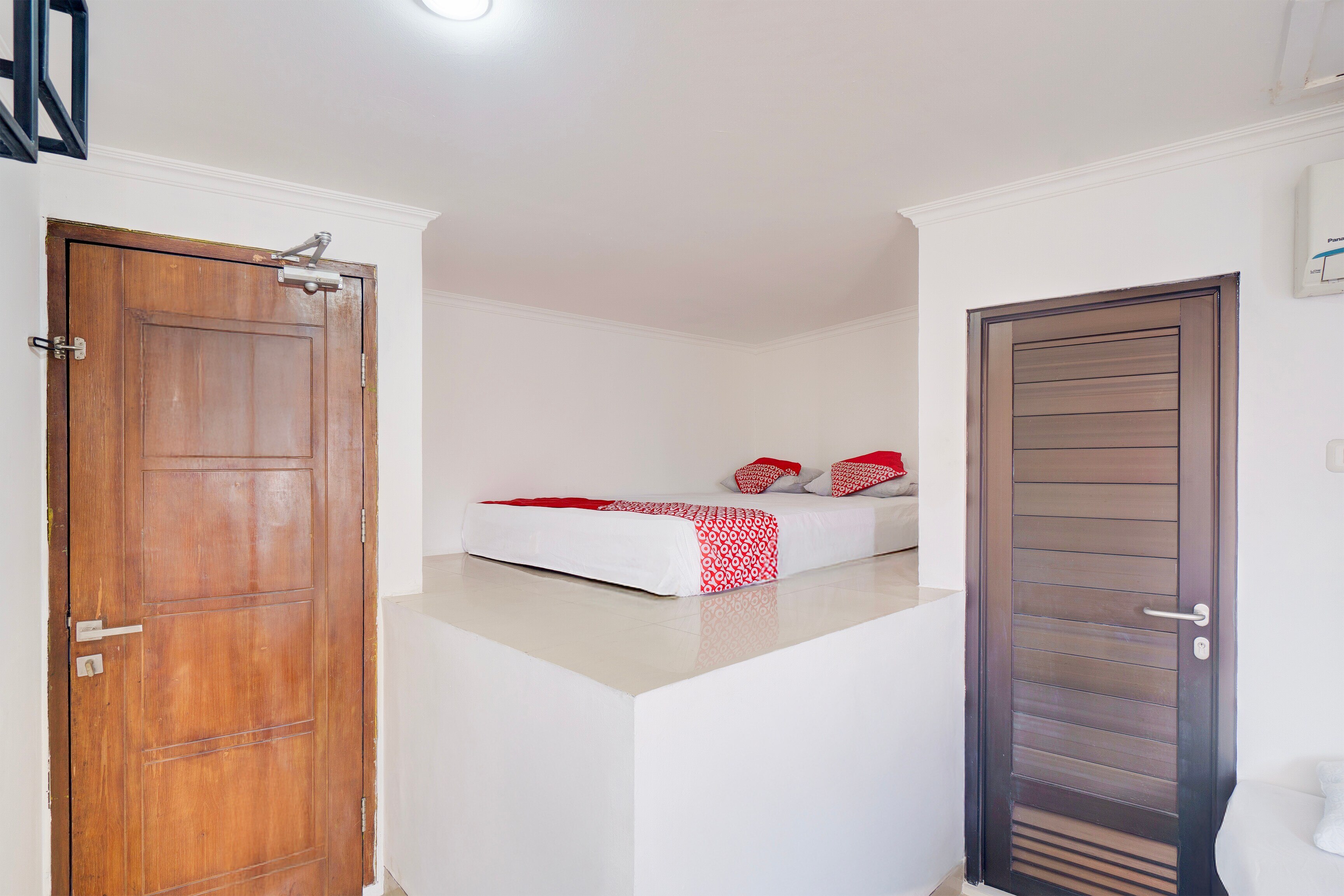Townhouse Oak Ancol - Tap to explore photos