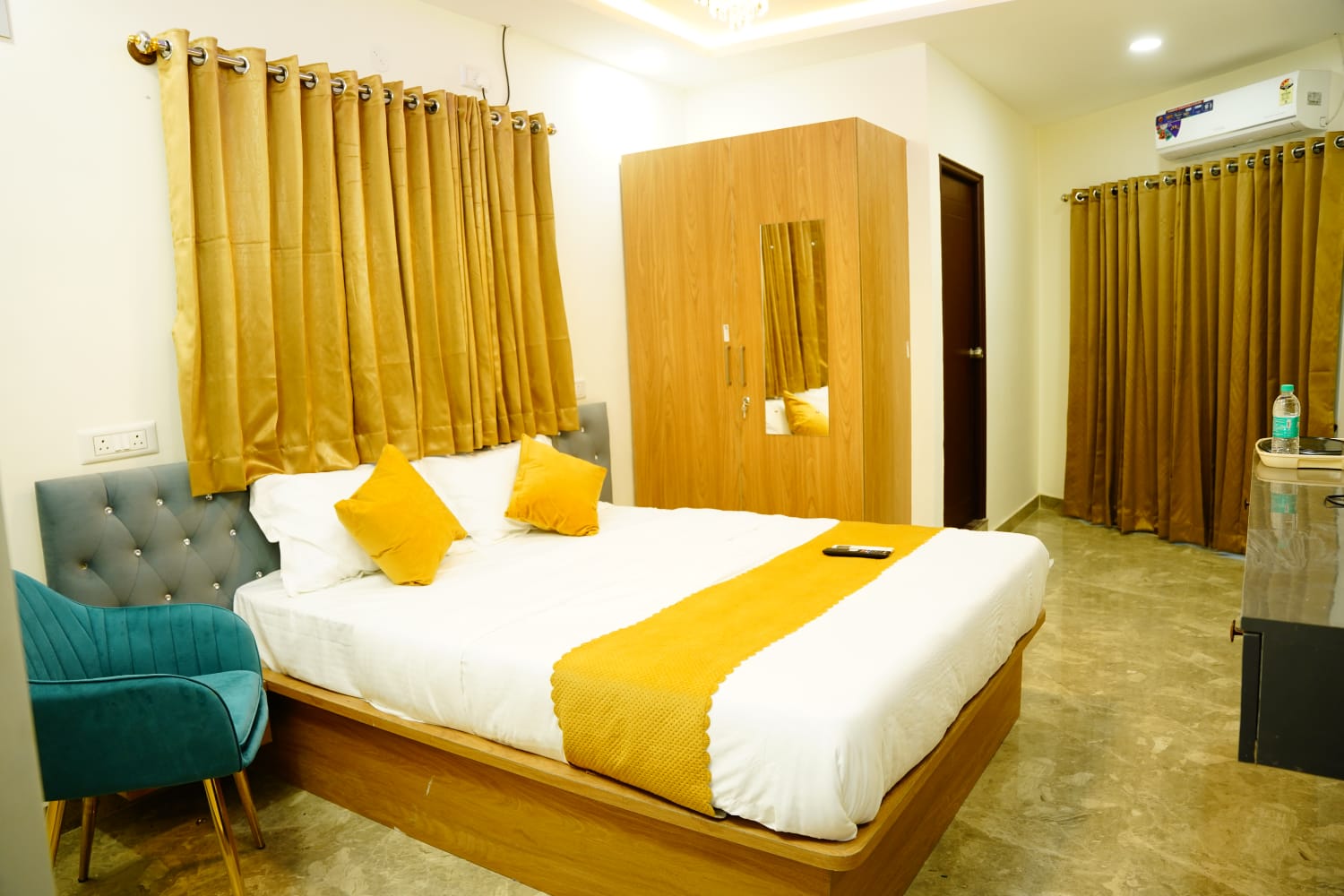 Royal Suites Hotel Rooms - Tap to explore photos