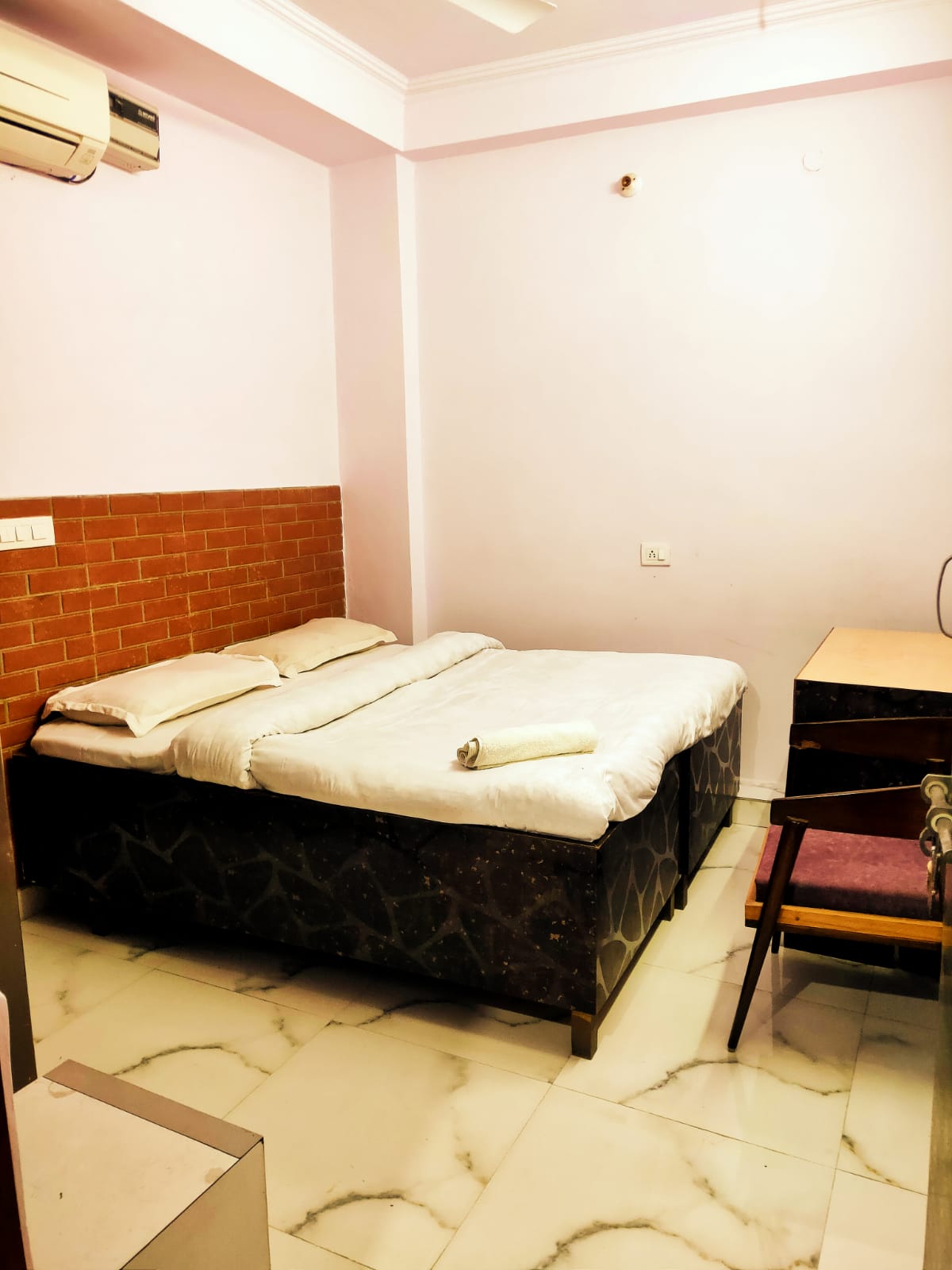 Cosy Rooms @ Satya Niketan - Tap to explore photos