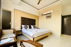 Hotel November @ 1min from Zirakpur bus stand, Zirakpur