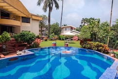 StayVista | Shantam House w/ Tennis Court & Indoor Games, Karjat