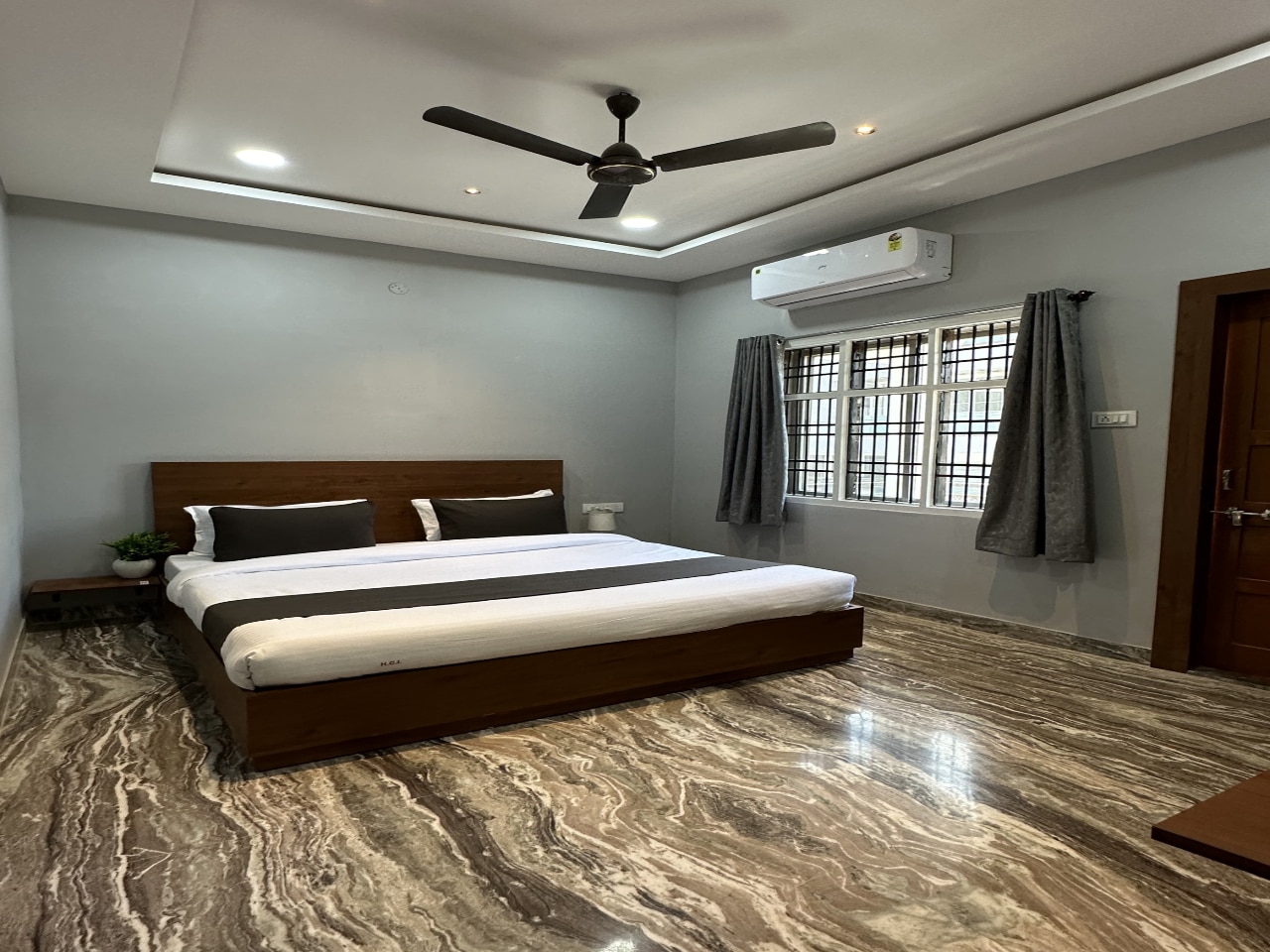 Hotel Currency Inn, New Rajendranagar - Tap to explore photos