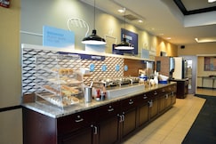Holiday Inn Express & Suites Youngstown West I 80, Trumbull