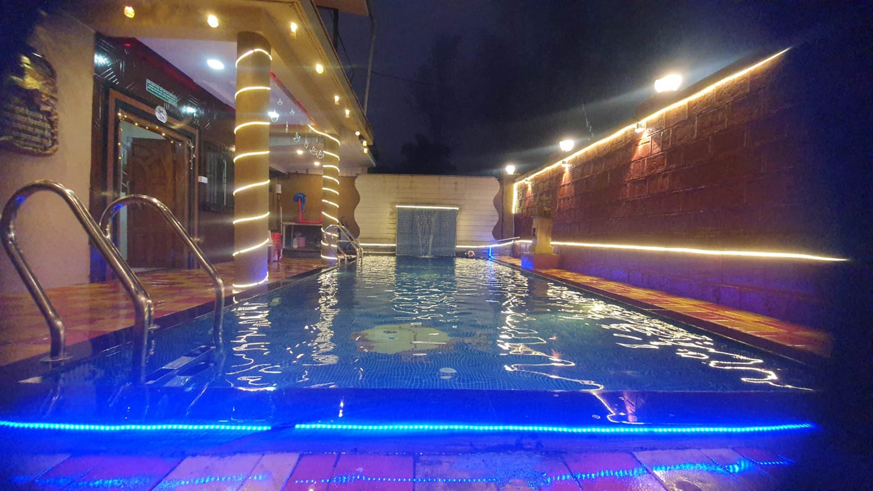 Phoenix swimming pool villa - Tap to explore photos