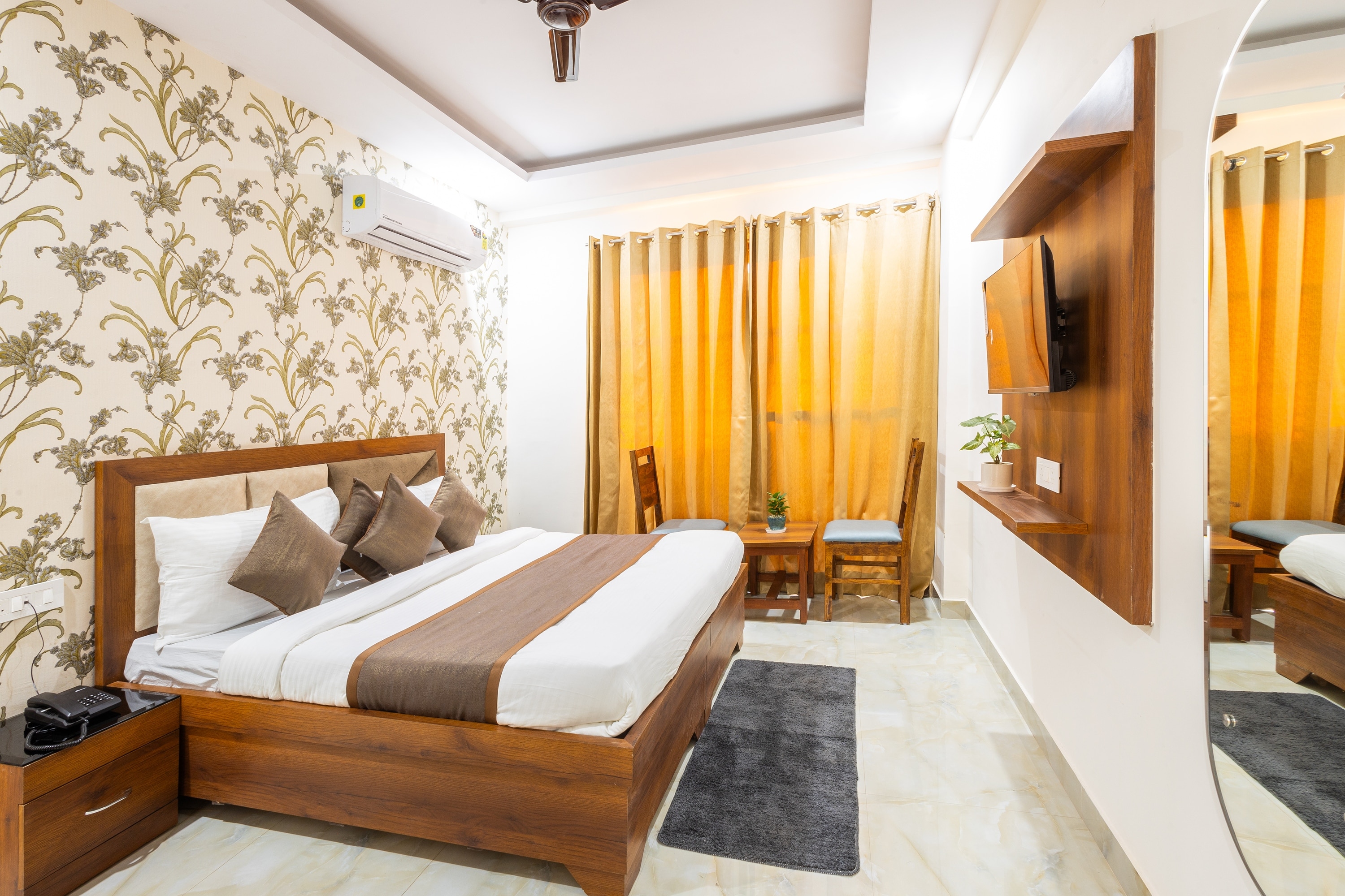 Gill Comfort Inn Near Medanta - Tap to explore photos
