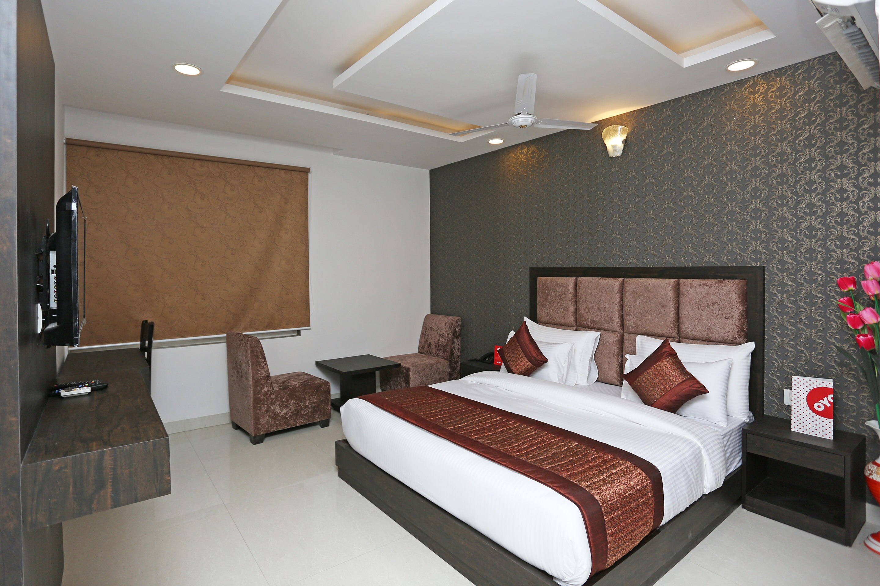 Hotel O M SUITES - Tap to explore photos
