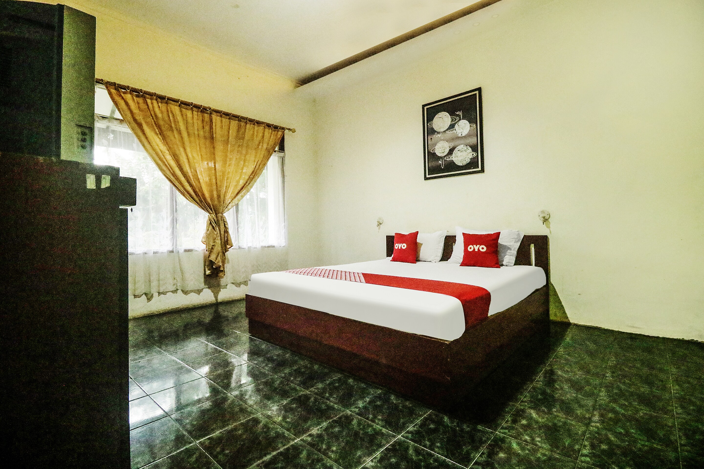 OYO 90490 Hotel Nyi Rindang - Tap to explore photos
