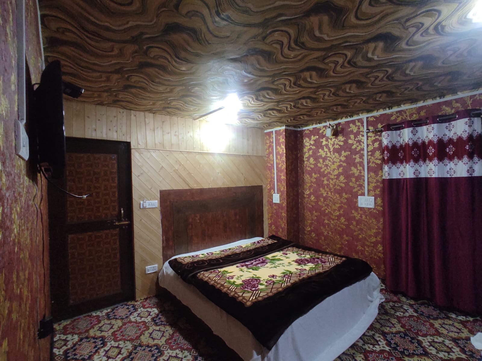Blue Pine Guest House Pahalgam - Tap to explore photos