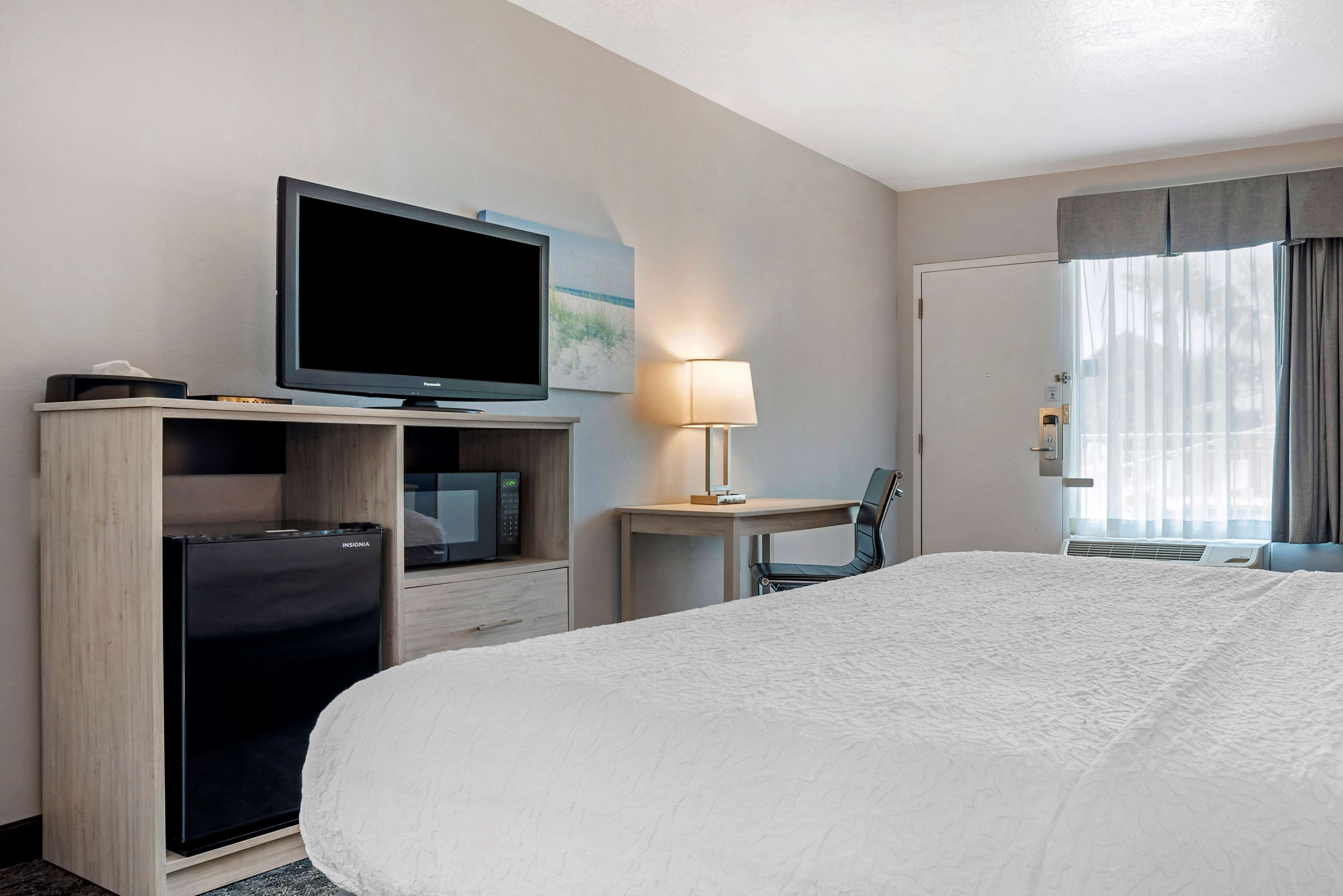 Best Western Navarre Waterfront - Tap to explore photos