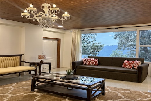 Zephyr 2BHK Lakeview Near Mall Road & Naini Lake