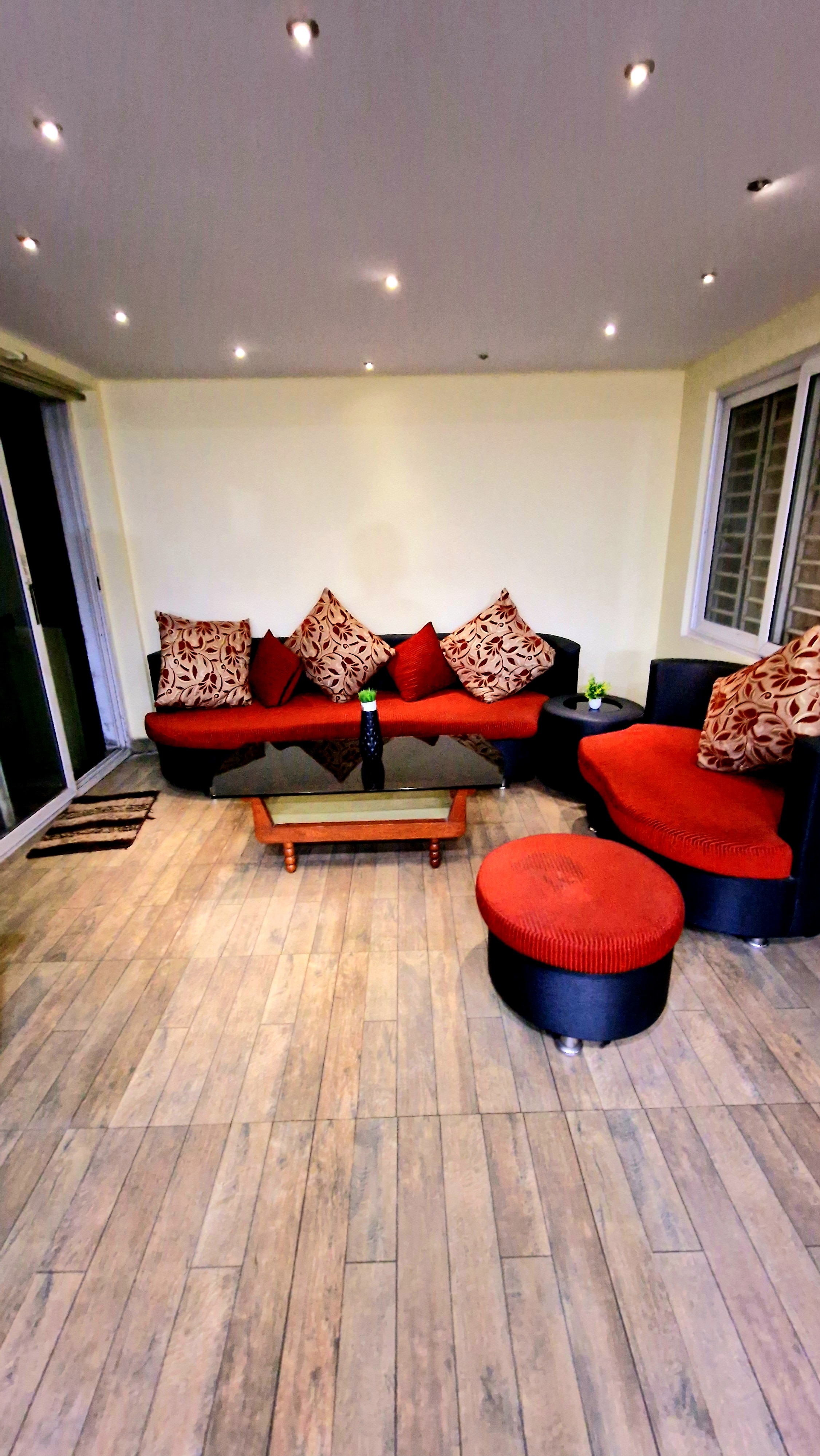 Spacious 4bhk near airport - comfort premium stay - Tap to explore photos
