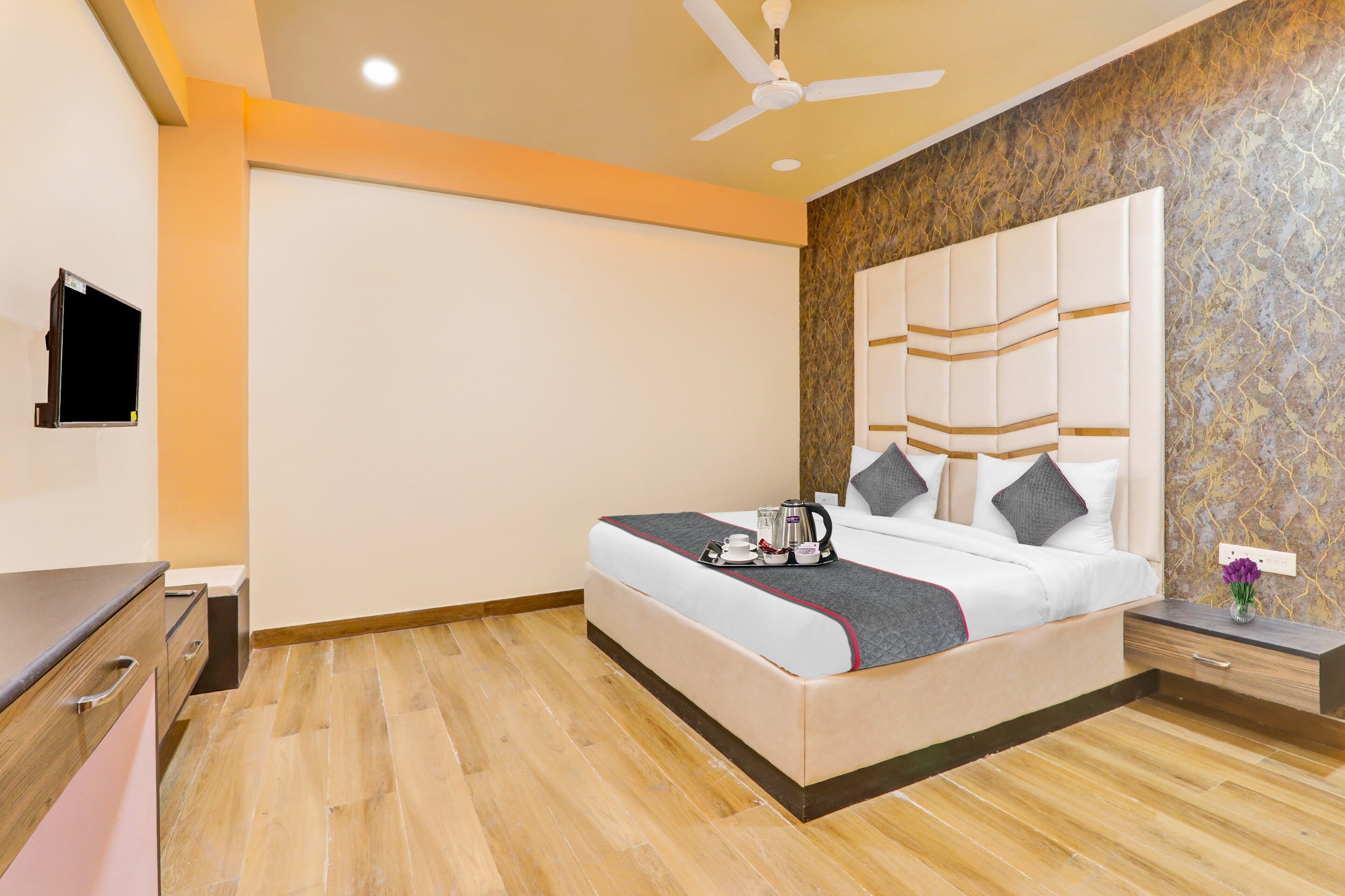 OYO 702892 Hotel Blueline - Tap to explore photos