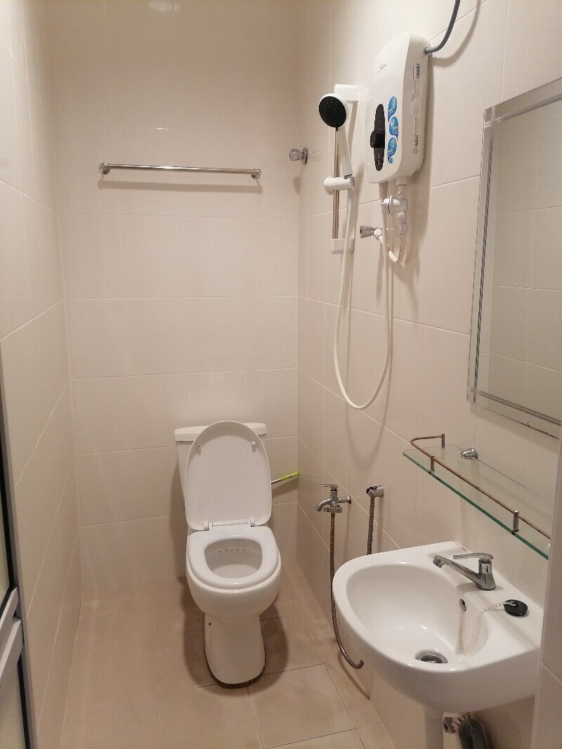 OYO 90369 Safari Hotel Lumut - Tap to explore photos