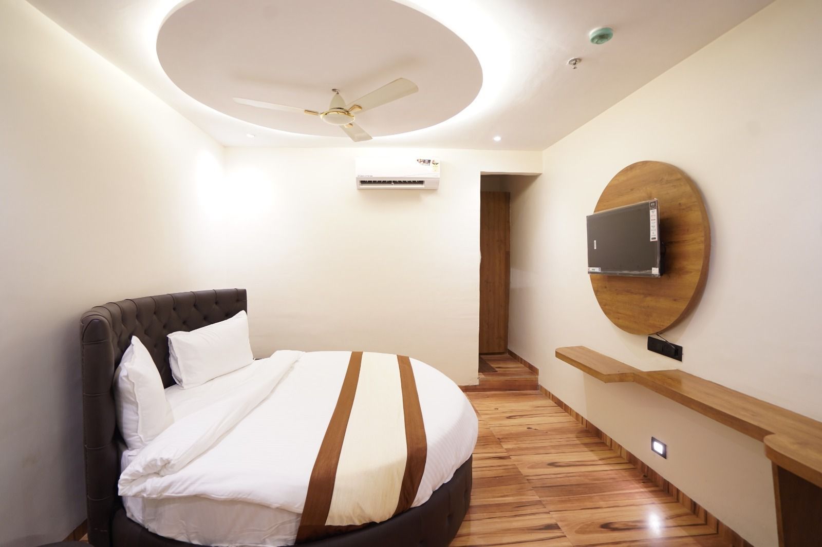 Premium Round Bed with Bathtub 1