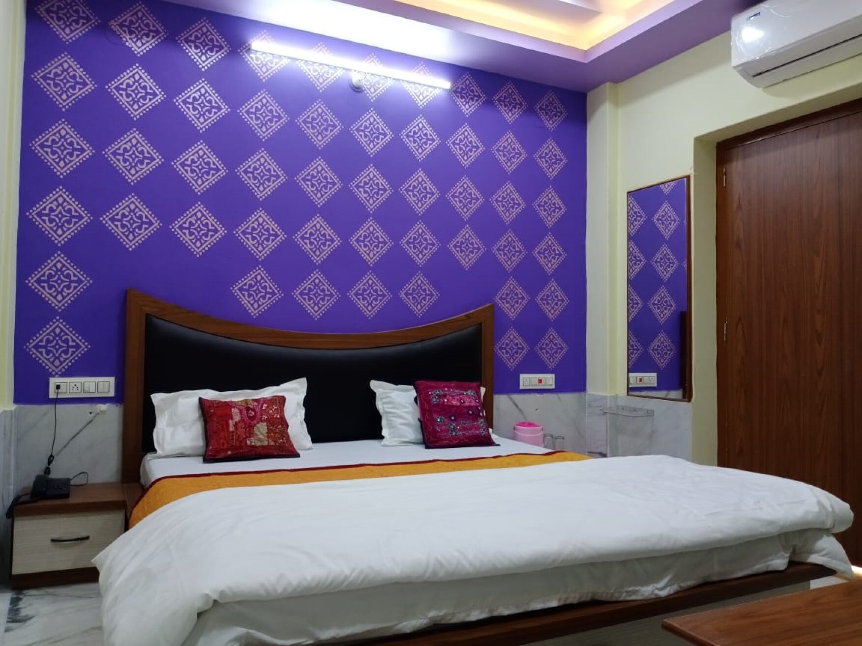Hotel Shiv Hari Palace - Tap to explore photos