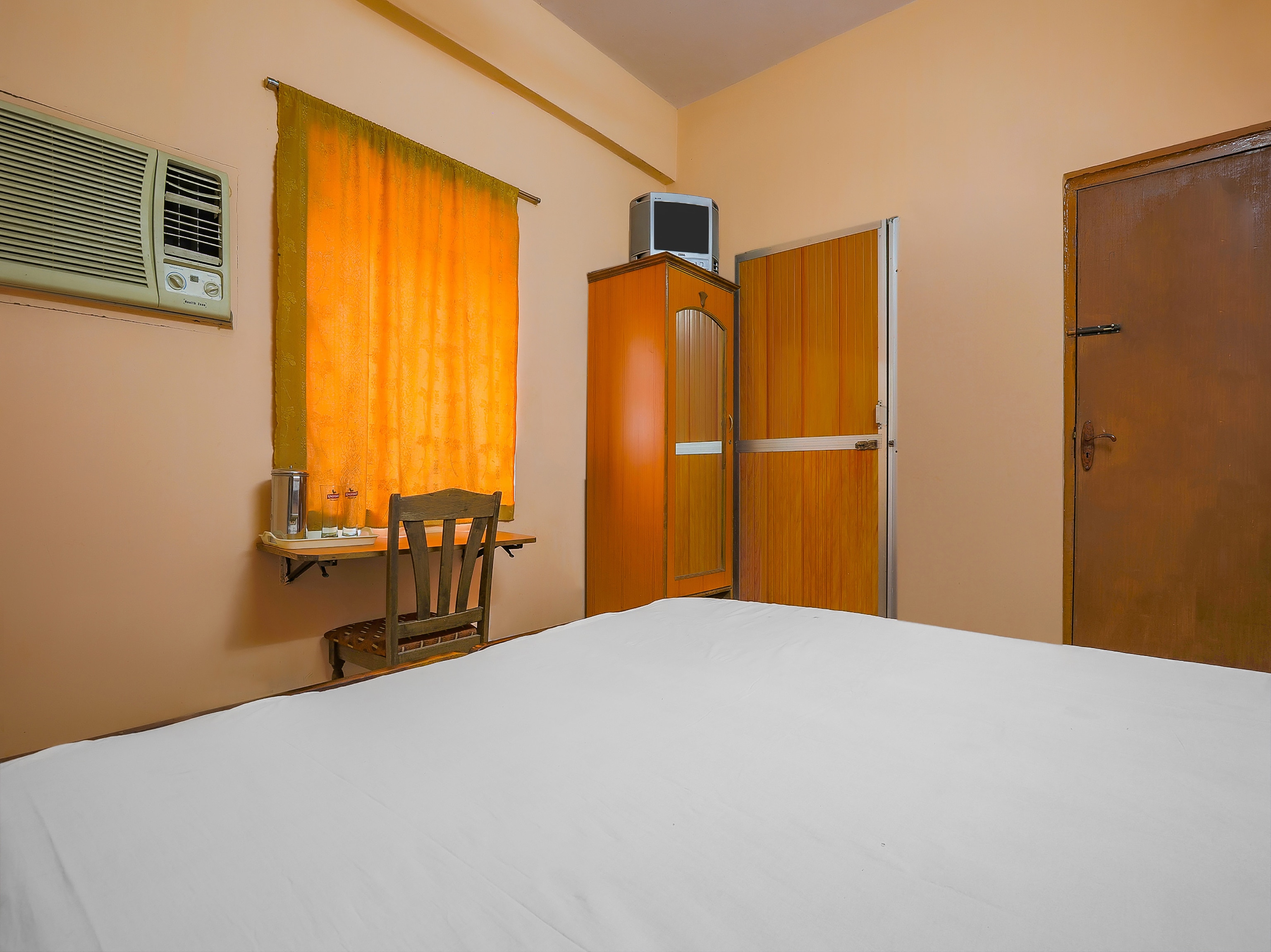 Hotel Jerome's Holiday Inn - Tap to explore photos