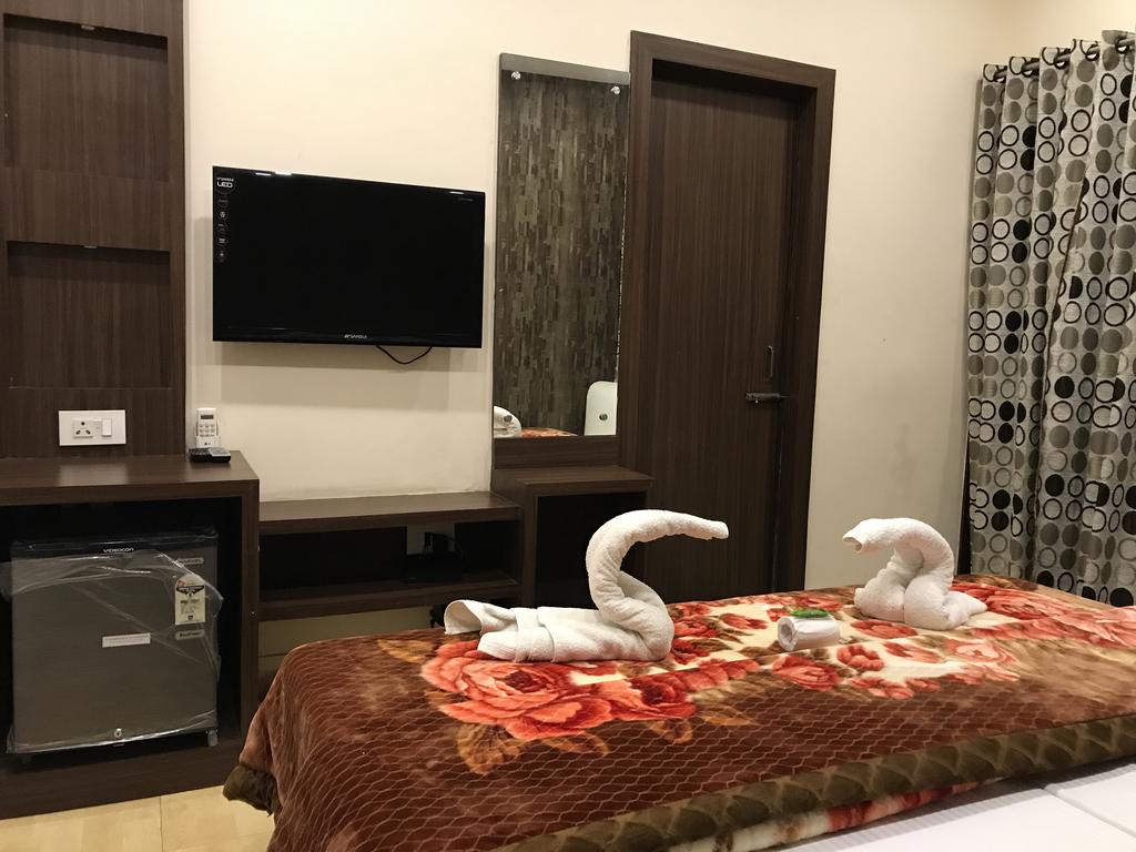HOTEL SHEELA- 100 MTR from TAJ MAHAL - Tap to explore photos