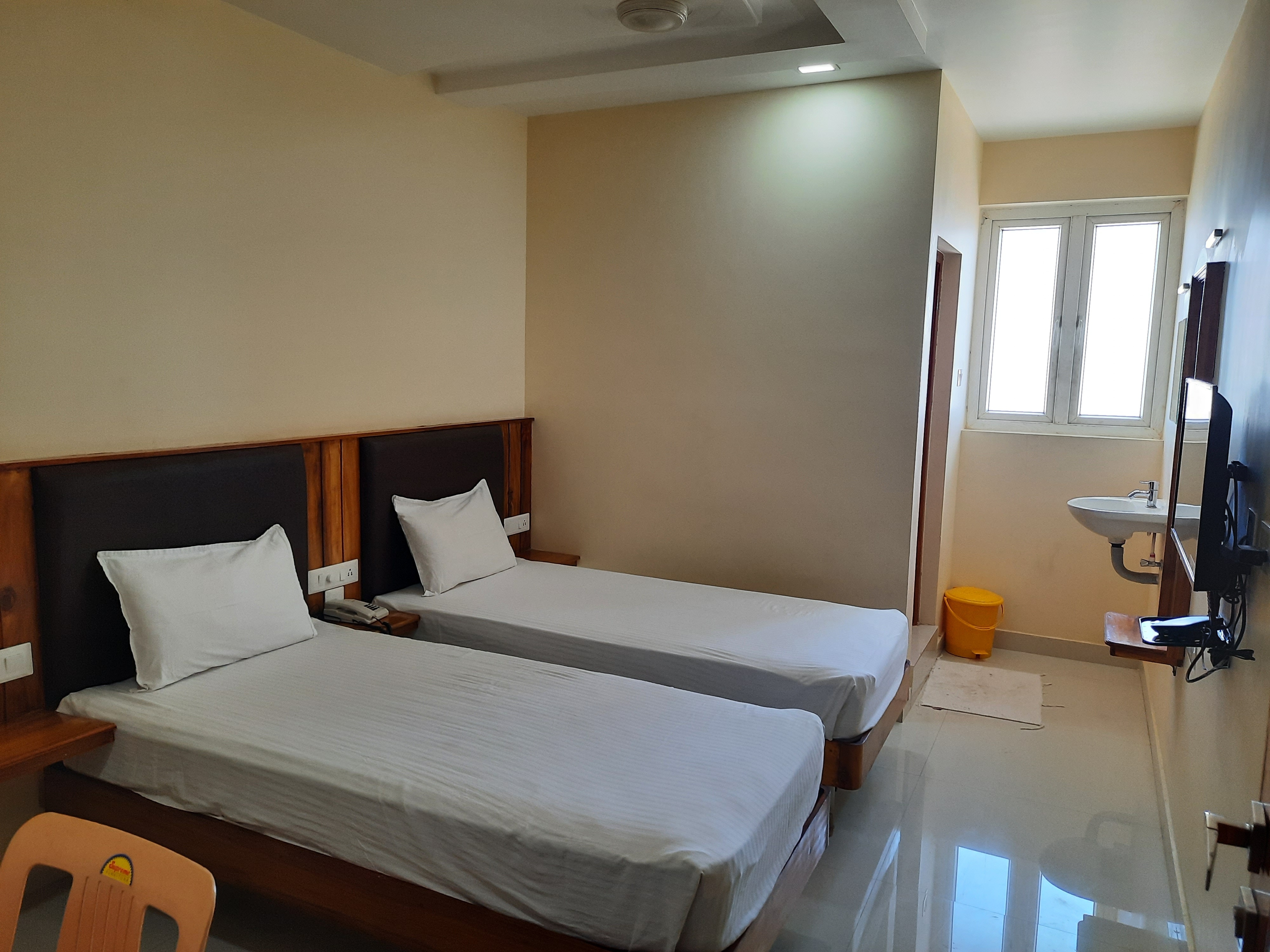 HOTEL VENKAATESWARA - Tap to explore photos