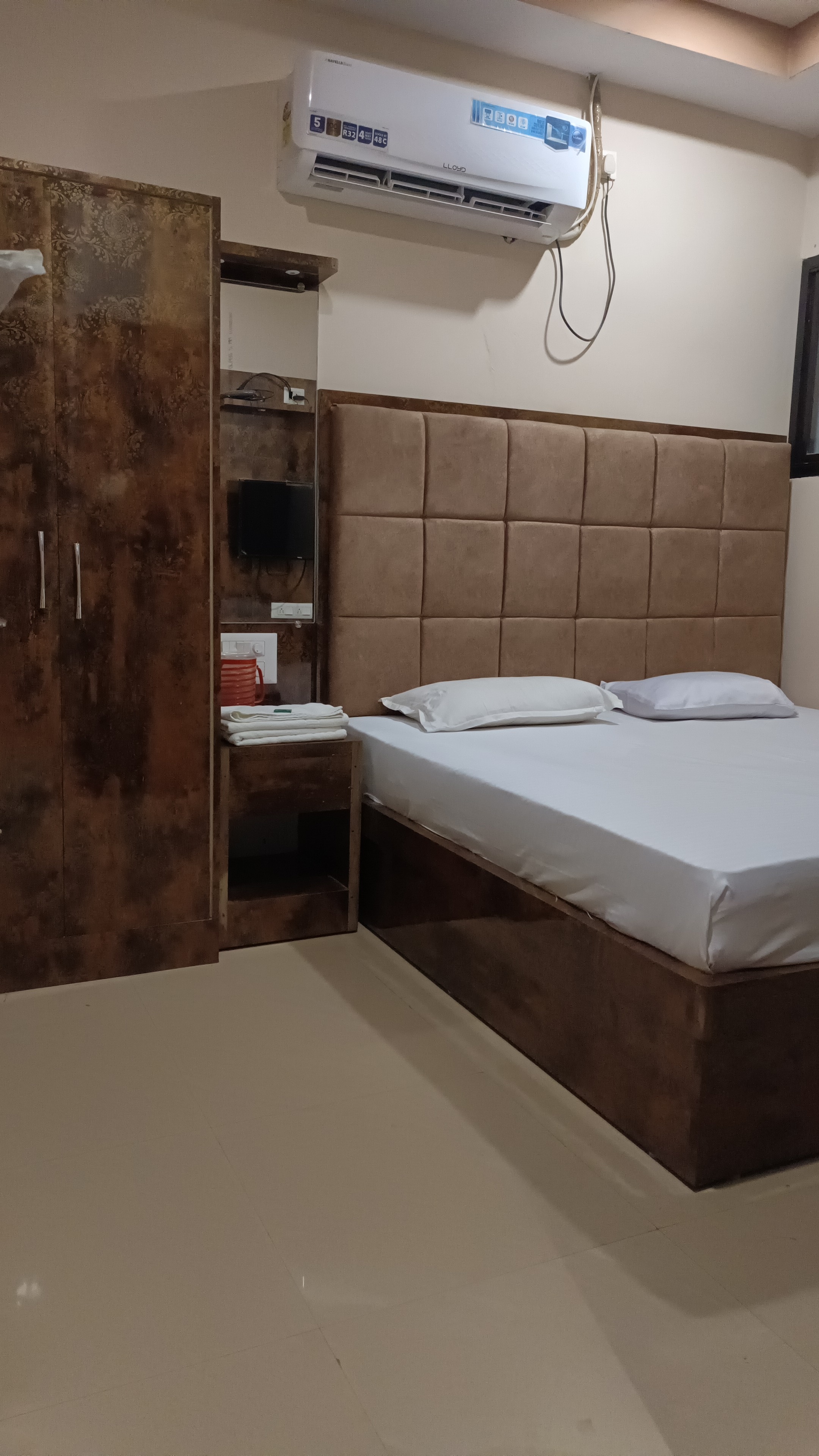 Riverside Paying Guest house - Tap to explore photos