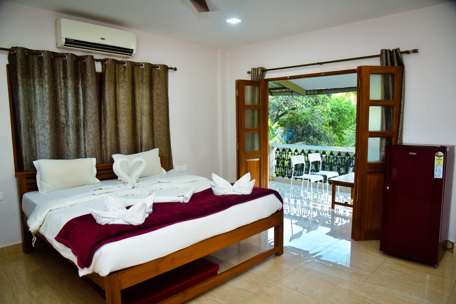 Waynes Nest Calangute - Tap to explore photos