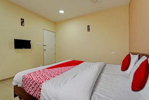OYO 814916 Indra Suites