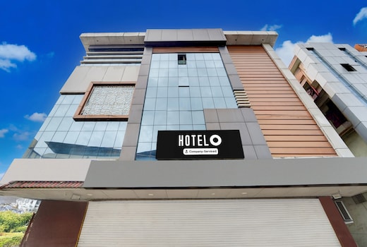 Super Hotel O Pathanamthitta Near Mahatma Gandhi Statue