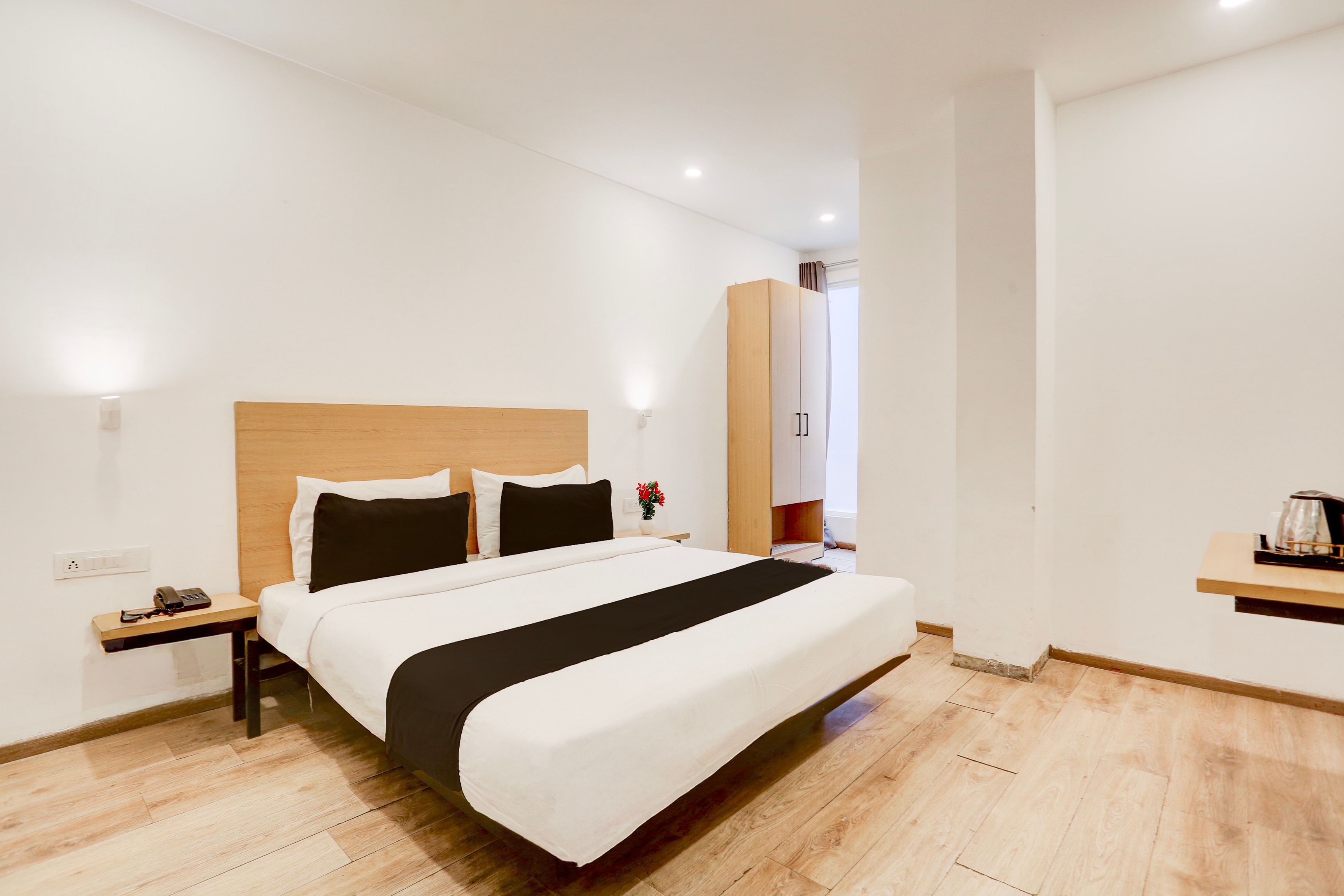 Super Townhouse Sector 64 Near WorldMark Gurugram Formerly Vero - Tap to explore photos