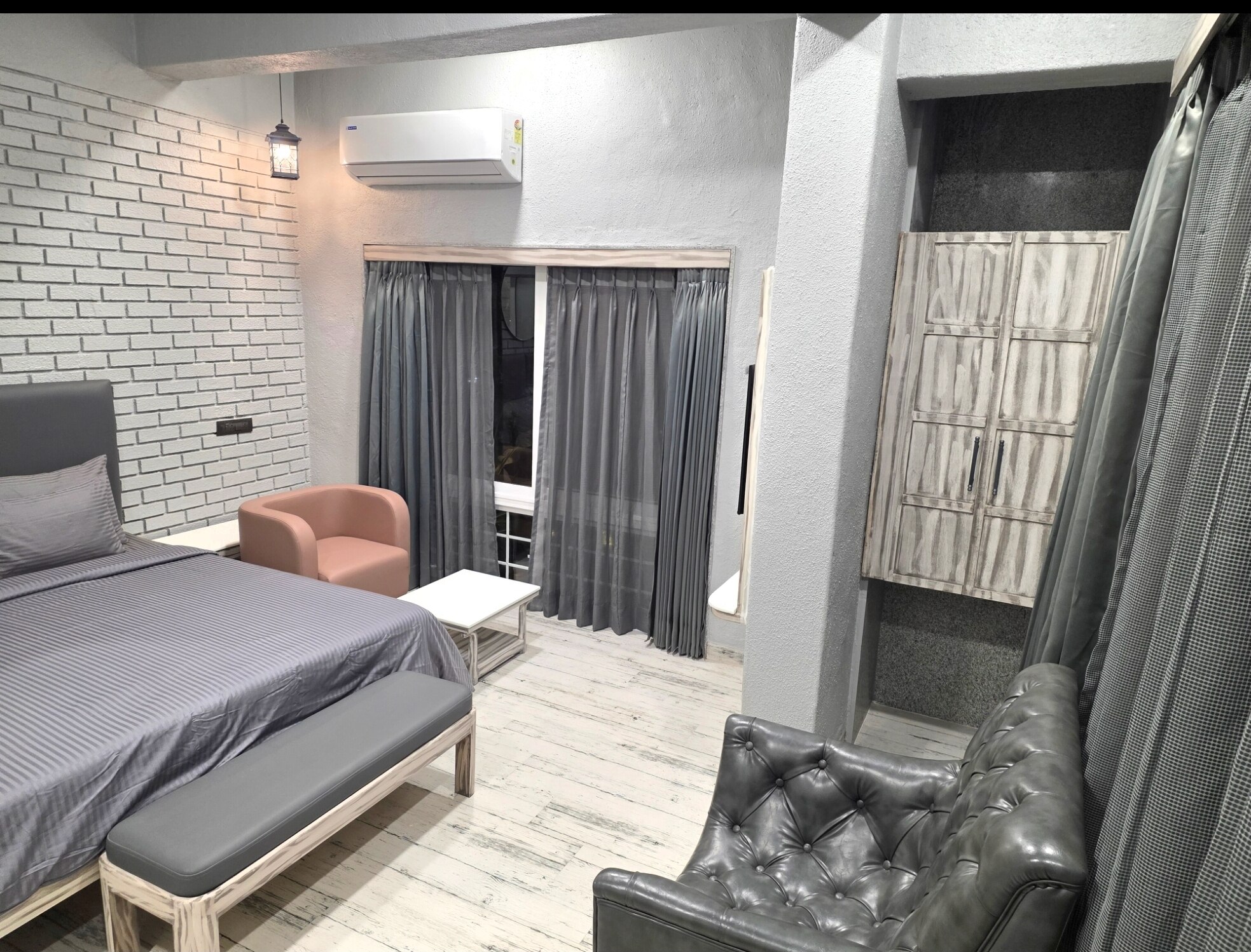 WOW - Luxury Room with Bathtub Pool or Garden View 1