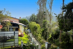 Leela's country house behind rose garden, Valparai