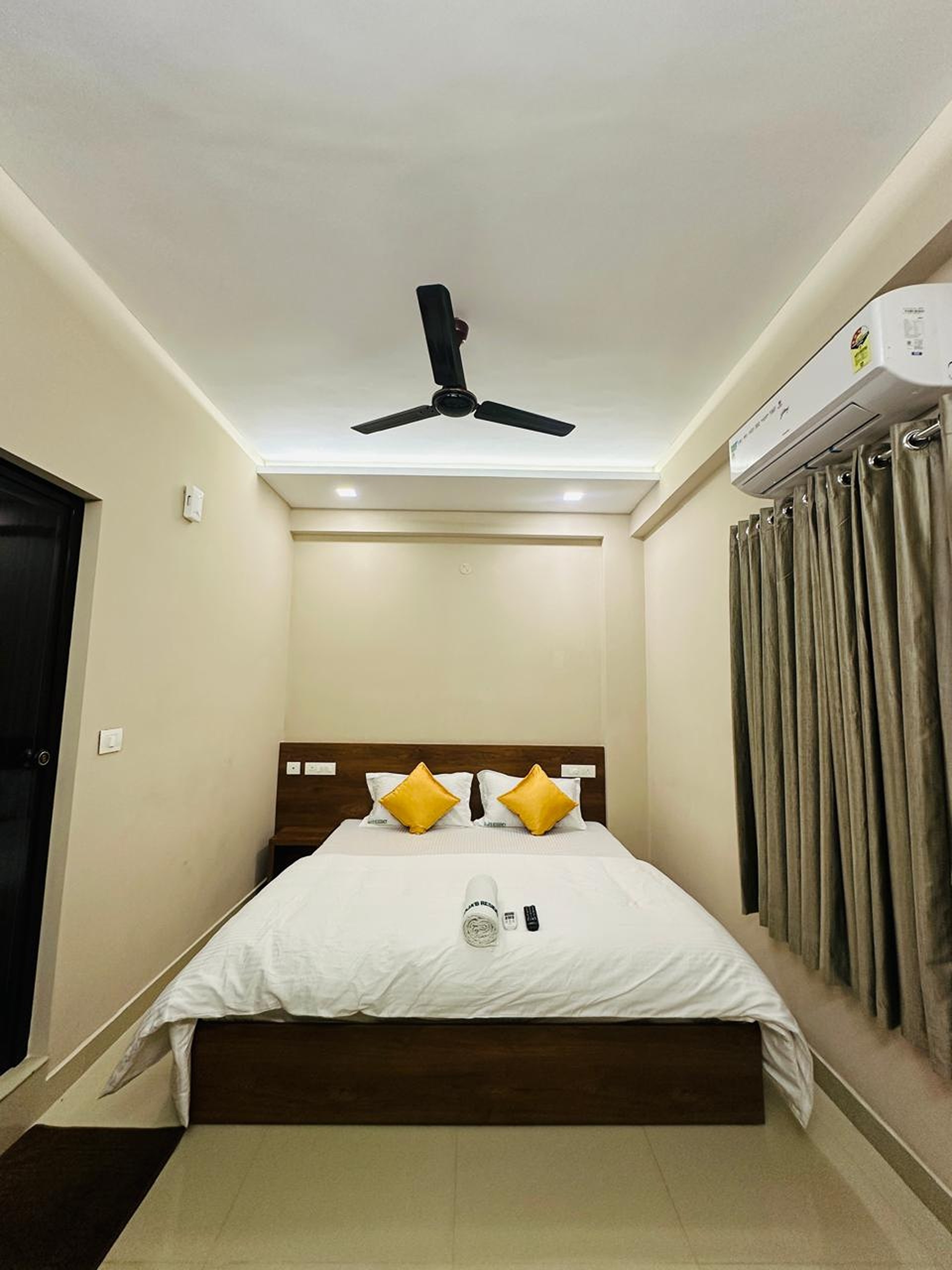Ishaz Rooms - Tap to explore photos