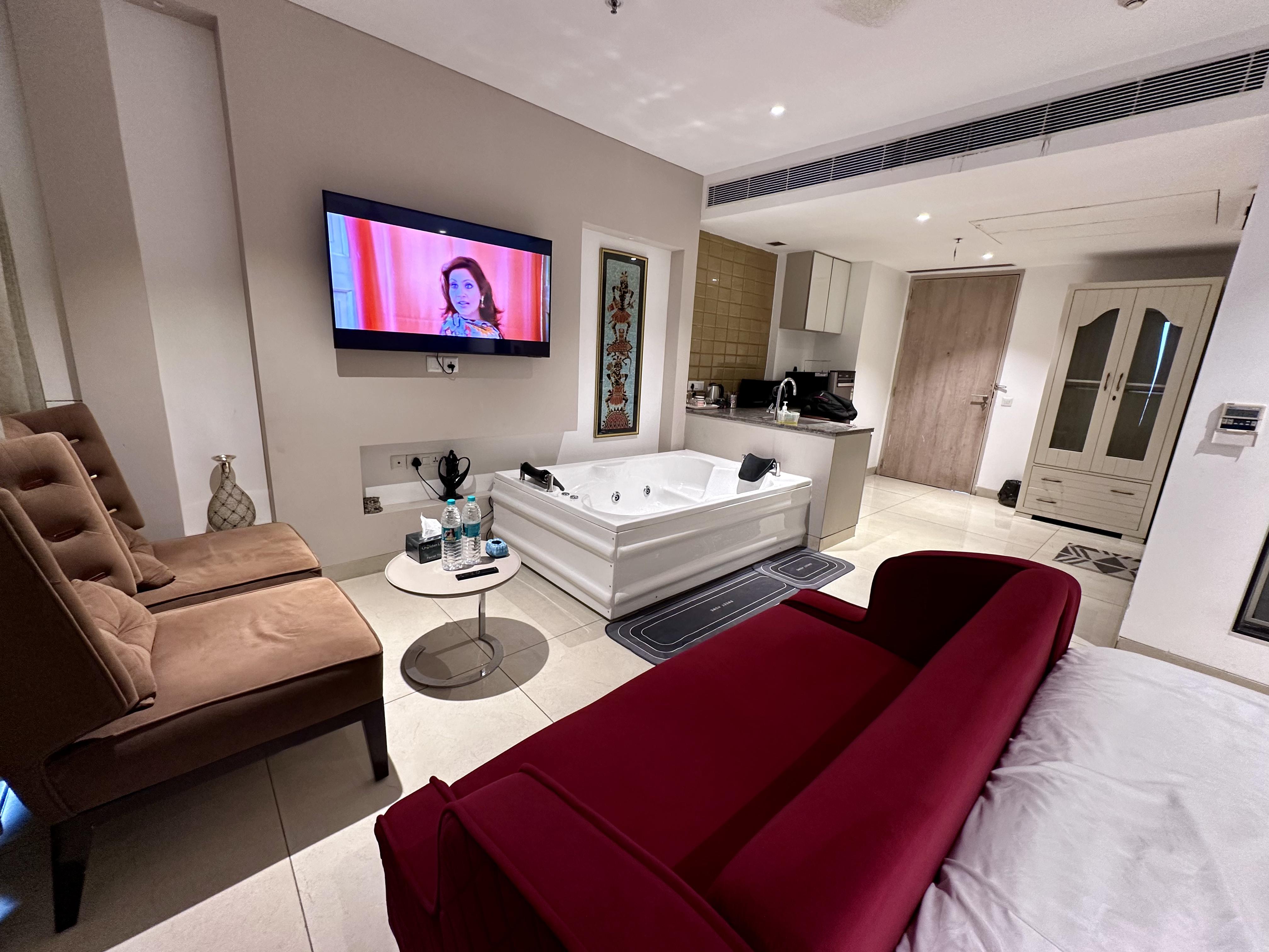 Luxury Studios key 4 - Tap to explore photos
