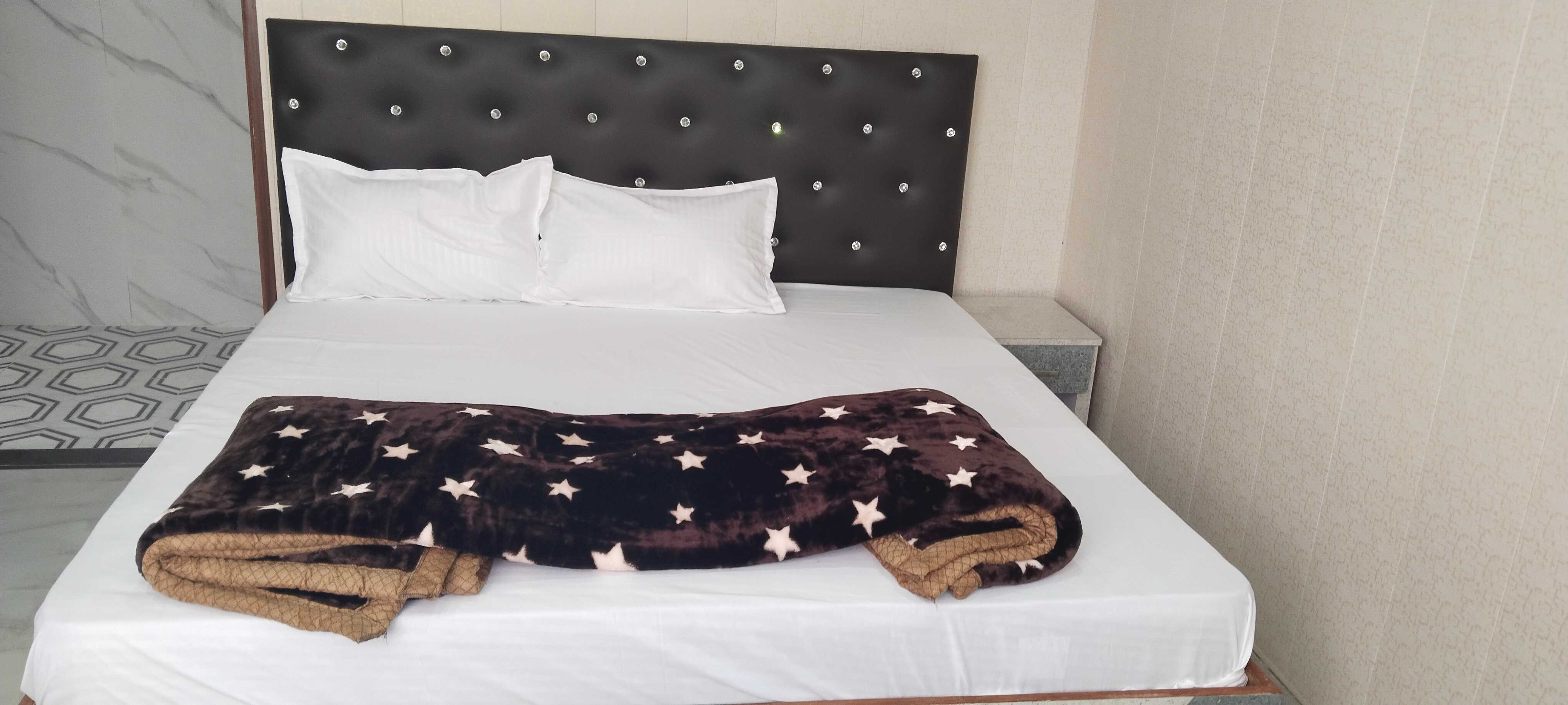 OYO Raghav hotel and banquet hall - Tap to explore photos